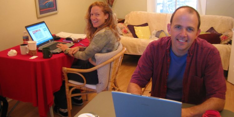 No dia 9 de agosto de 2005, em San Francisco, Brad Neuberg escreveu o post convocando "pessoas que trabalham com Laptop´s" a compartilhar seu escritório