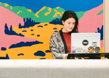 Em resposta à baixa ocupação pelo isolamento social, a WeWork passou a oferecer formatos mais flexíveis de contratação em unidades de NY