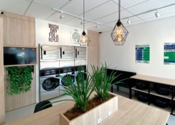 Lavanderia de Balneário Camboriú criou espaço de Coworking para que os clientes possam trabalhar enquanto esperam por suas roupas