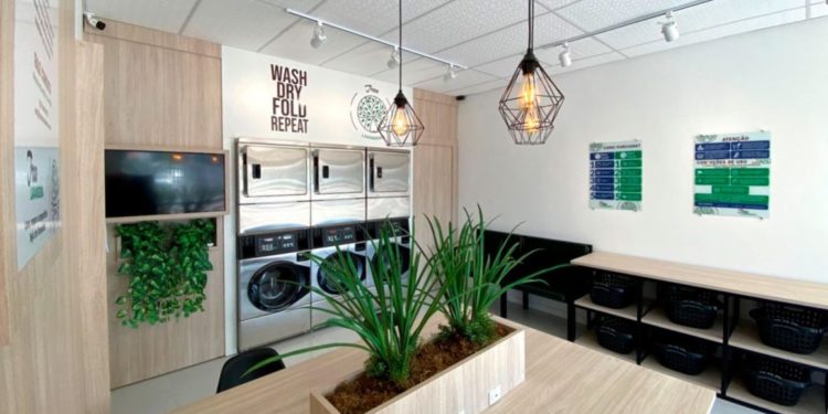 Lavanderia de Balneário Camboriú criou espaço de Coworking para que os clientes possam trabalhar enquanto esperam por suas roupas