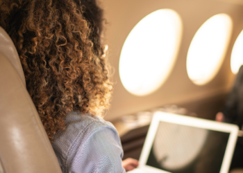 United e Peerspace criam pacotes com Vôos e Espaço de Trabalho para equipes.