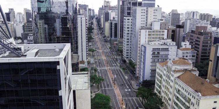 Além de um dos principais cartões postais da cidade, a Avenida Paulista é o coração financeiro da cidade de São Paulo. Foto: Pixabay